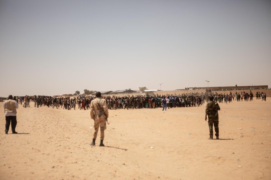 Thousands of migrants stranded in north Niger's scorching desert