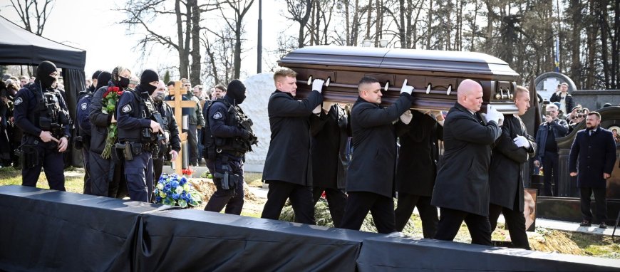 Hundreds turn out for funeral of Russian military blogger