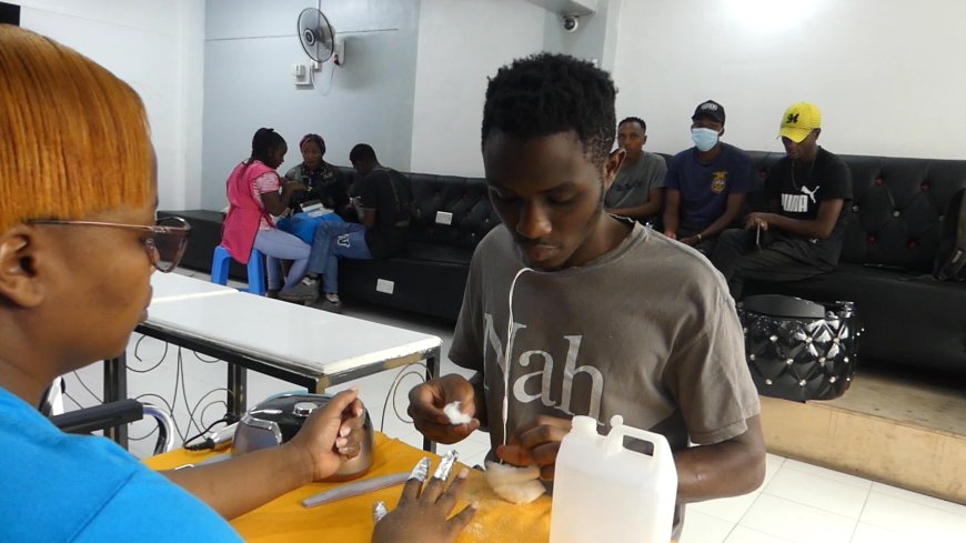 Man’s beauty parlour giving female stylists a run for their money