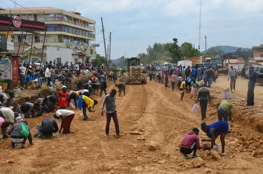 Gold Rush as residents dig up sections of the ongoing isebania-Migori-Kisii road project