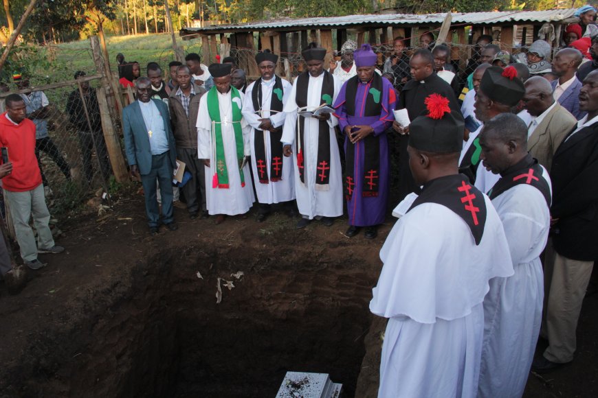 Woman Commit suicide directs to buried same grave with sister and without coffin