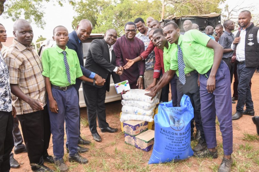 Governor donates Sh. 1 million and foodstuff to schools