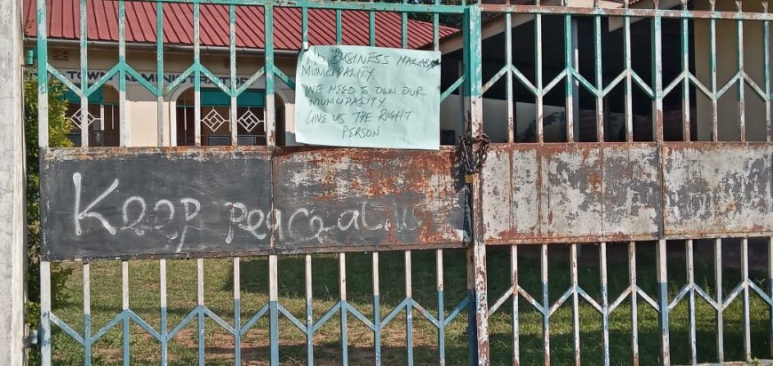 Business at Malaba town paralyzed after residents lock out Municipality Manager