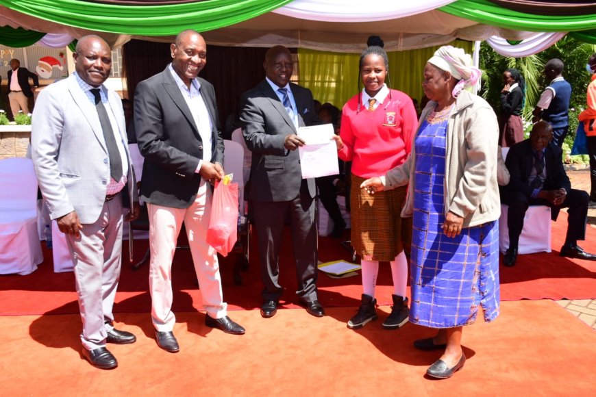 Beneficiaries of Governor’s school bursary programme receive cheques