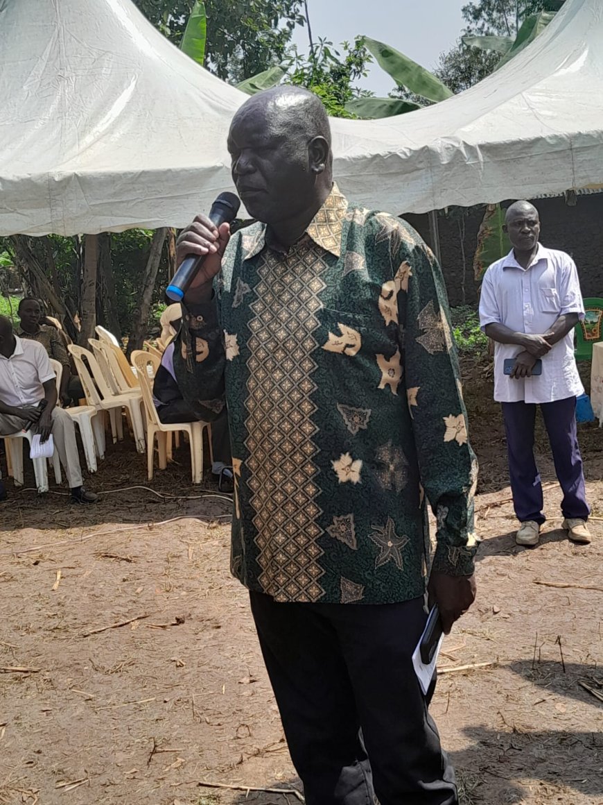 Teso North MP, Oku Kaunya, addressing mourners at Malaba, yesterday afternoon