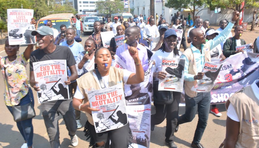 Journalists protest against police brutality